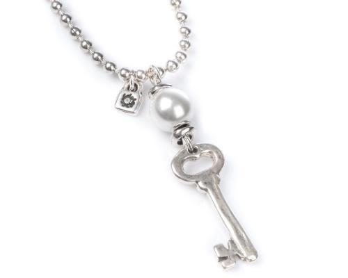 Llavestruz Necklace